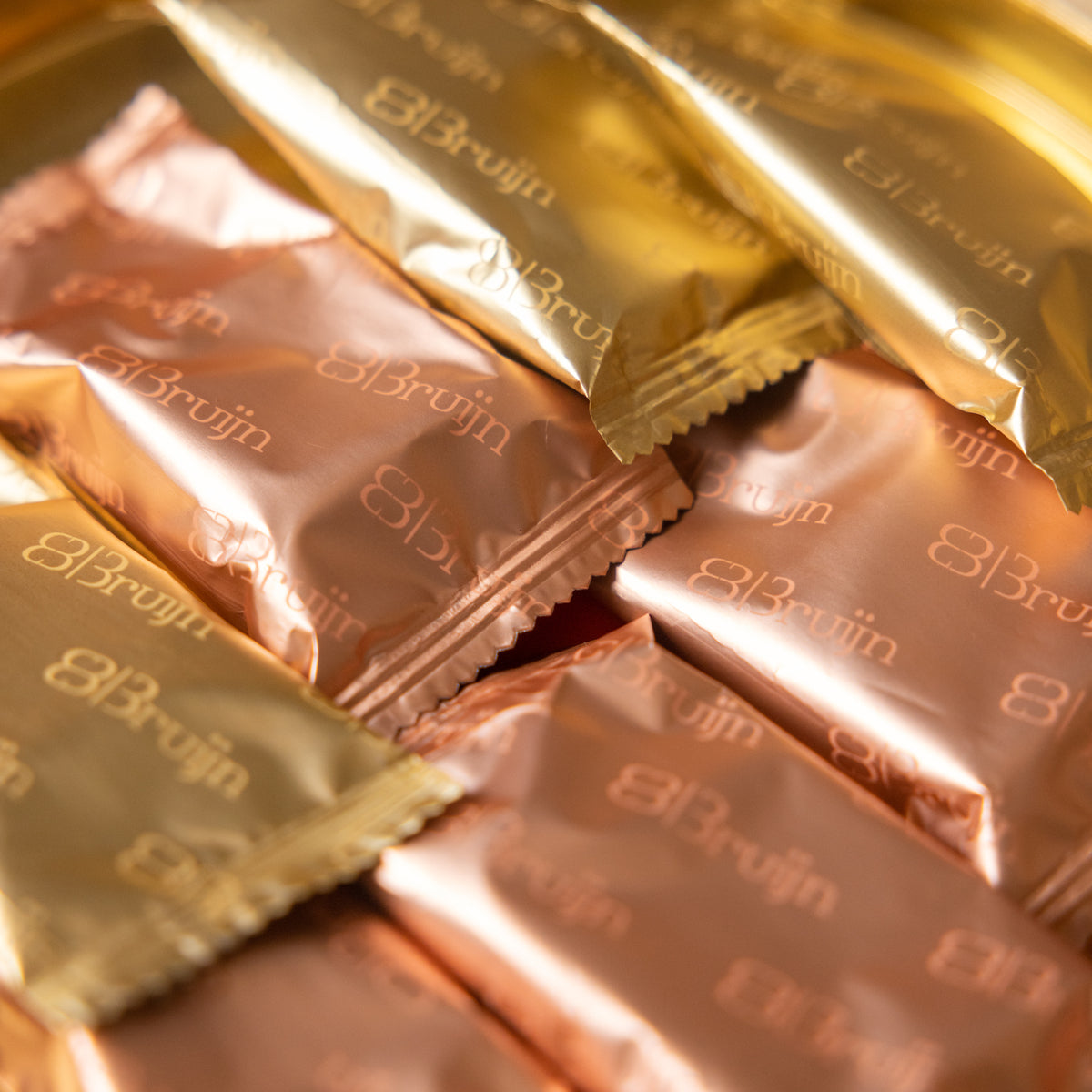 Individually wrapped apricot and nuts bites by Bruijn, made with roasted nuts rolled in apricot paste, 1kg box with 34–36 pieces.