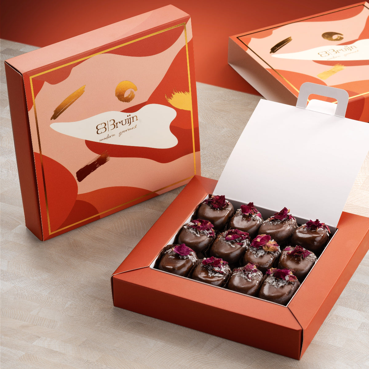 Petite gift box with 250g of chocolate-coated paan bites made from Emirati dates stuffed with Gulukand, ideal for intimate dinners and return favors.
