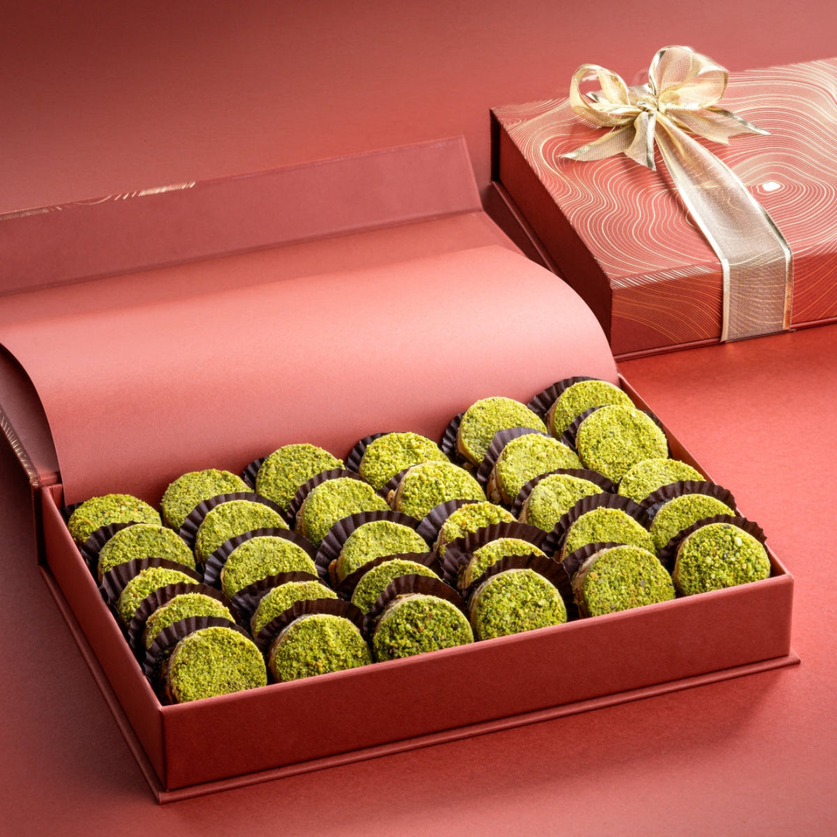 Open Rust Box containing 1 kg (~30 pieces) of Ranginak, a Persian sweet made with dates, walnuts, and chickpea flour, presented in luxury packaging.