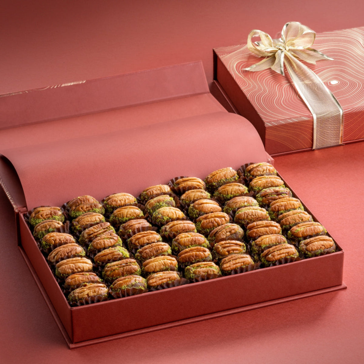 Gift box containing 700g of pecans stuffed with dates and pistachios, neatly arranged for luxury gifting and healthy indulgence.