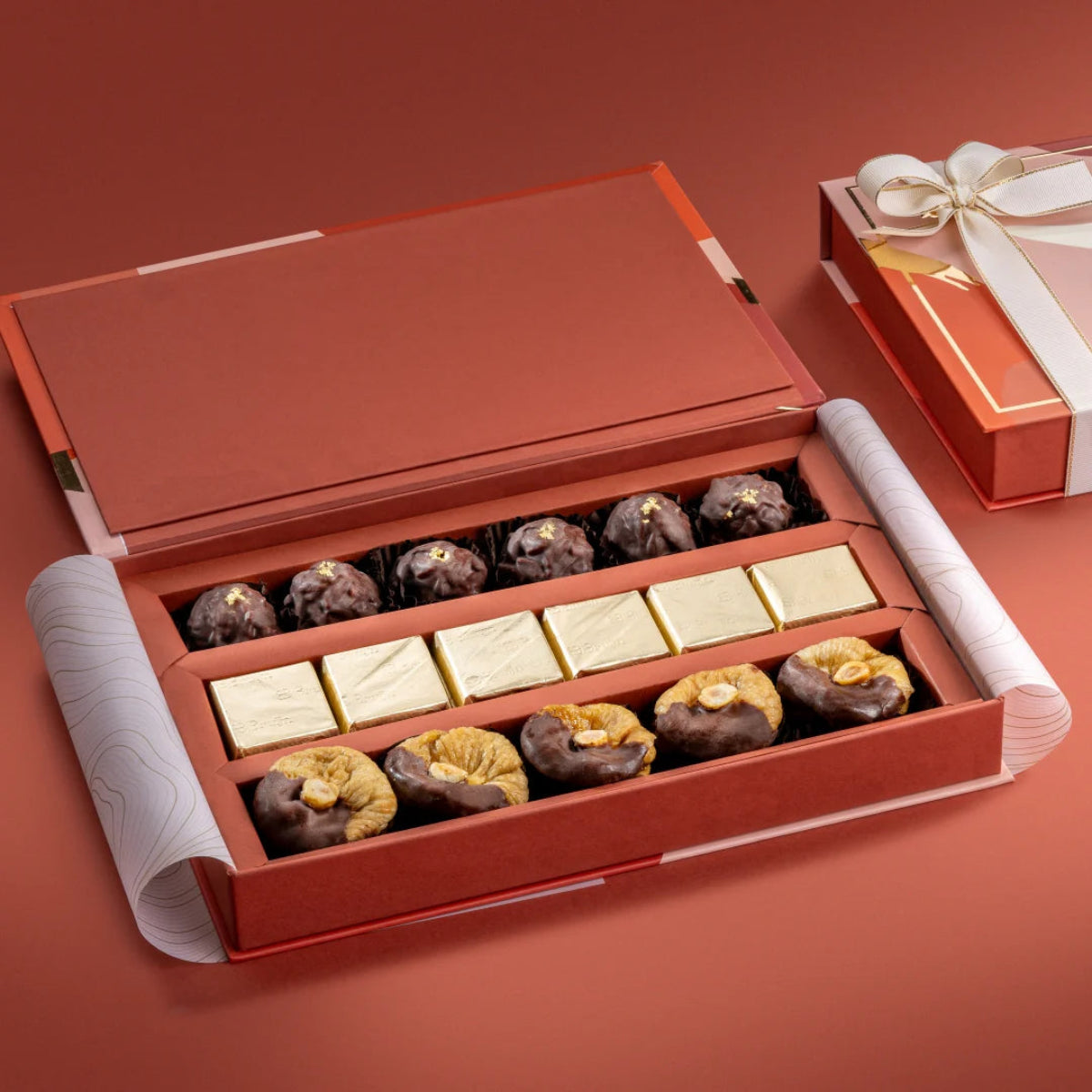 Regal box with 800g of stuffed mejdool dates with cashews, mango peel, candied orange peel, and chocolate hazelnuts.